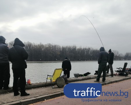 Риболов на Гребната преди Никулден! Пловдивчани разпънаха въдиците на шаран и бял амур