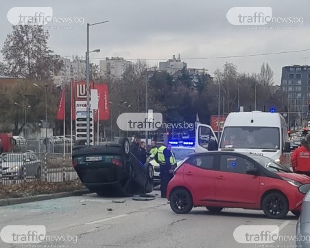 Зрелищна катастрофа в Пловдив: Кола е обърната по таван на моста на Ален Мак