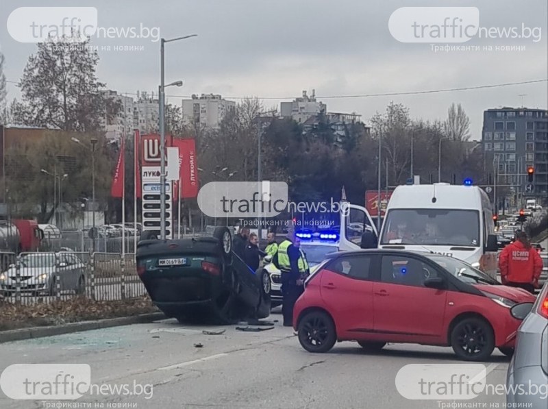 Зрелищна катастрофа в Пловдив: Кола е обърната по таван на моста на Ален Мак