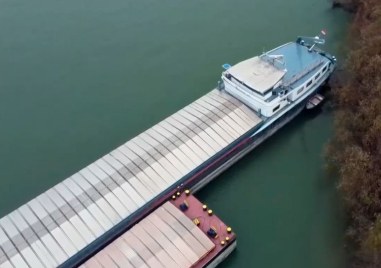 Моряци бедстват на кораб близо до пристанището в Русе Плавателният