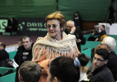 Видях госпожата как спира мен с колата и в този