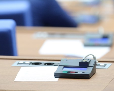 11 опит: Продължава рекордно дългото заседание на парламента