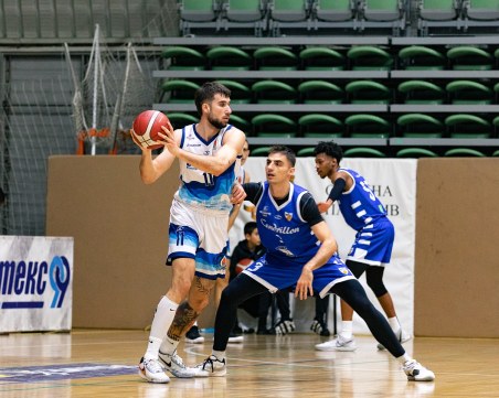 Академик е домакин днес на Миньор