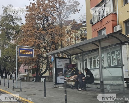 Бездомните майка и син, гастролиращи из градинки и пейки в Пловдив, превърнаха вход на блок в тоалетна