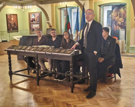 Студенти от ПУ, съвременни  будители, възкресиха книга, посветена на националното ни достойнство