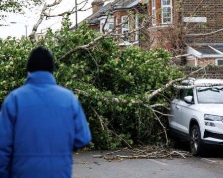 Великобритания обяви червен код заради бурята 