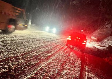 Обилен снеговалеж на прохода Петрохан Пътищата са силно заснежени сигнализират