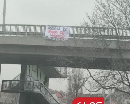 Мисля, че отново се влюбвам в теб: Романтично послание украси надлез в Кючука