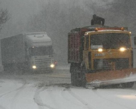 Ограничават движението през Троянския проход заради обилен снеговалеж