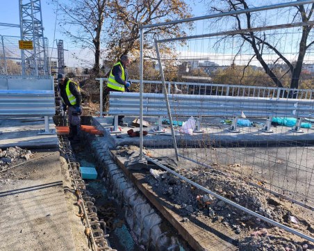 Монтират мантинели и пътни знаци на Бетонния мост