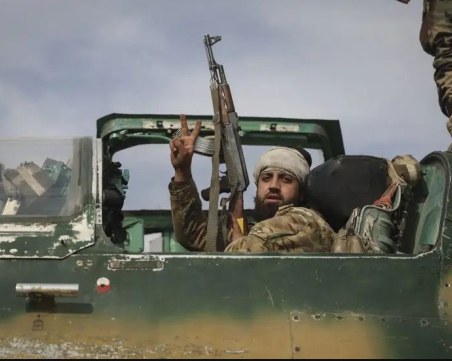 Сирийци си правят селфита в резиденцията на Башар Асад ВИДЕО