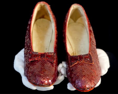 За 28 млн. долара: Продадоха червените обувки от „Магьосникът от Оз”