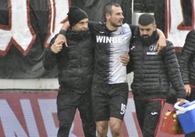 Футболистът на Локомотив Пловдив Кристиян Пешов получи контузия по време