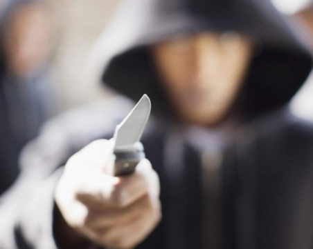 Двама тийнейджъри нападнаха и ограбиха мъж в Пазарджик