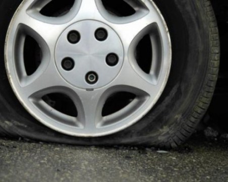 Хванаха вандал, спускал гумите на кола в Пловдивско