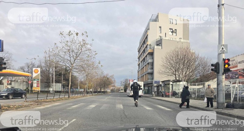 Безсмъртен! Тротинеткаджия фучи с 50 км/ч в средата на булевард в Пловдив, не зачита светофари