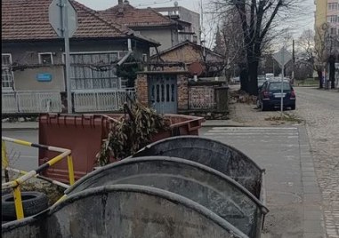 Гражданин сподели любопитна снимка показваща неволите за пешеходците в Карлово Прочетете