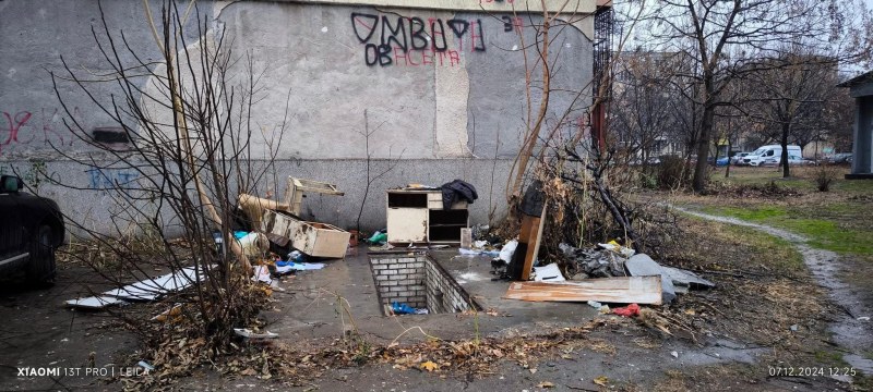 Мизерия след разчистване на стари гаражи в 