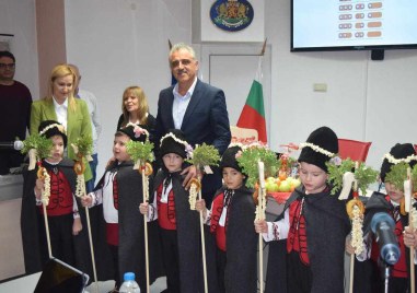 Коледарчета от ДГ Ралица от Войводиново поздравиха кмета на Община