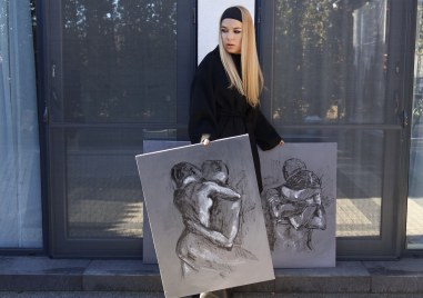 Прекрачете в света на Бохемска рапсодия се чете на обявата