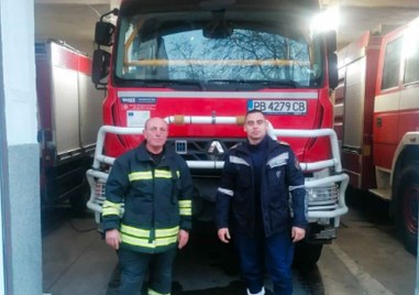 Огнеборци от Асеновград и Лъки помогнаха на семейство останало блокирано