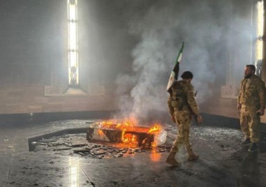 Бойци на сирийските бунтовници разрушиха гробницата на покойния президент Хафез