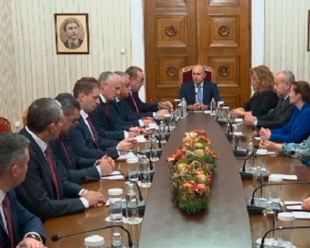 Чакъров при Радев: Готови се за диалог, България е в много сериозна криза