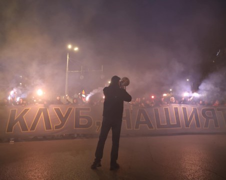 Феновете на Ботев с шествие в София в защита на Антон Зинагаревич