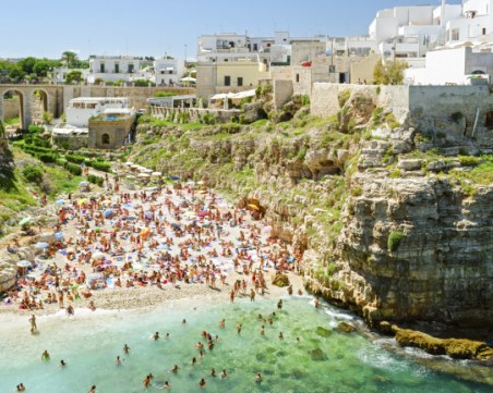 Итaлиaнcĸaтa мaфия пeчeли €3,3 милиapдa гoдишнo oт тypизмa в cтpaнaтa