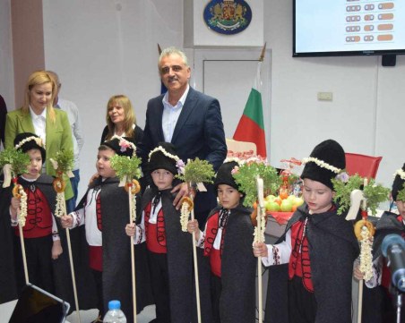 Коледарчета от Войводиново поздравиха кмета и съветниците на Община Марица