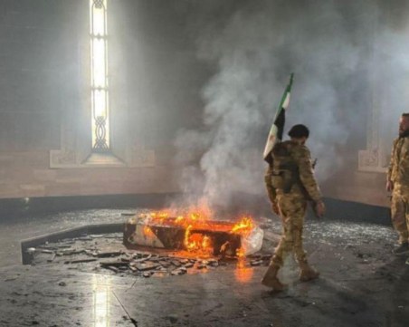 Разрушиха гробницата на бившия президент Хафез Асад в Сирия