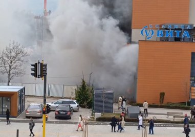 Голям пожар гори в София Гъсти пушеци дим се носят