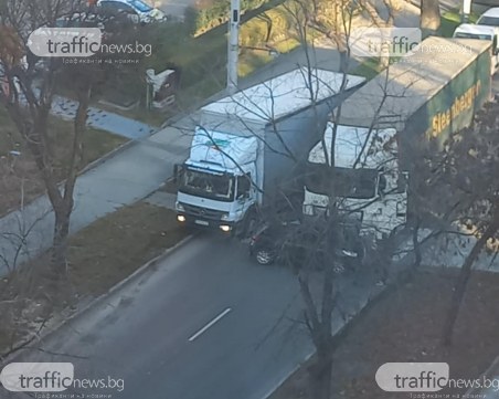 Камион и кола се удариха на пловдивски булевард