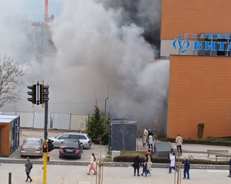 Пожар гори в болница в София