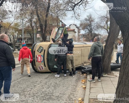 Катастрофа блокира улица в Кючука - словенски бус се обърна