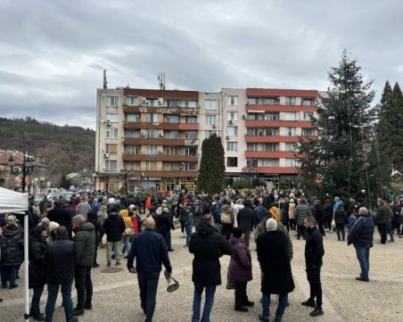 Жители на пазарджишкия град Белово излязоха на протест срещу опит за продажба на единствения им парк