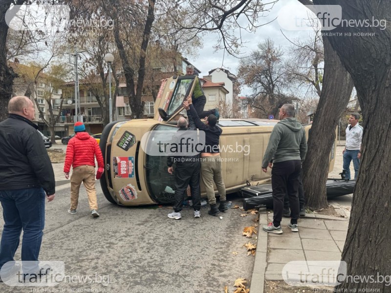 Катастрофа блокира улица в Кючука - словенски бус се обърна