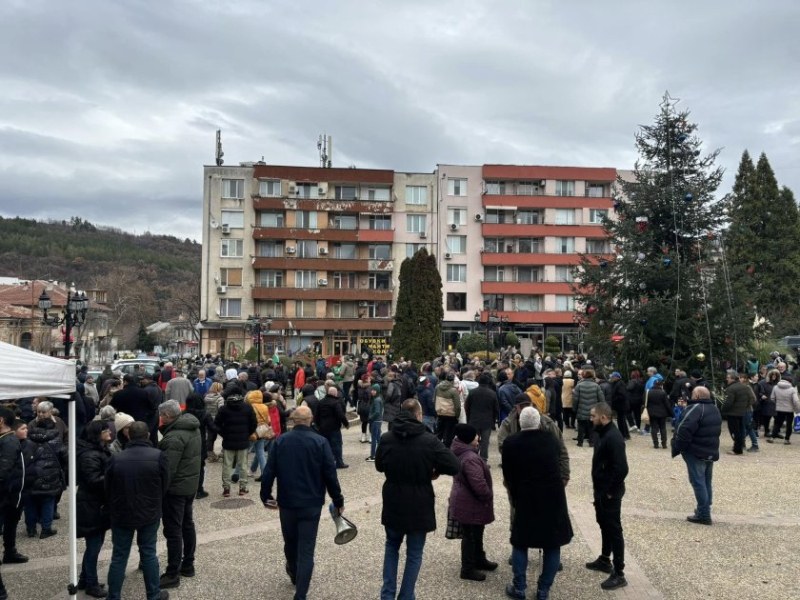 Жители на пазарджишкия град Белово излязоха на протест срещу опит за продажба на единствения им парк