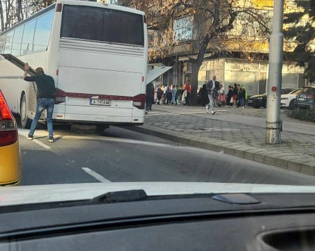 Евакуираха деца от автобус след съмнение за пожар