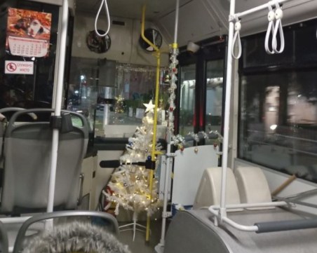 Коледна елха носи настроение за пътниците в пловдивски рейс