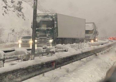 Продължава да е затруднено движението по магистрала Тракия в близост