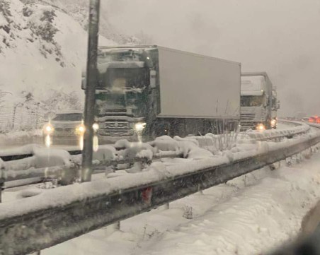 Продължава да е затруднено движението по АМ 