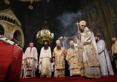 Бъдни вечер е празнични богослужения в храмовете има в цялата