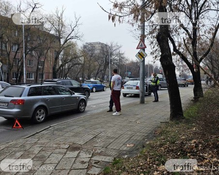 Катастрофа с патрулка на булевард в Пловдив, полицай е пострадал