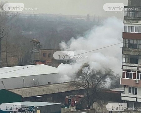 Пожар гори в Изгрев, няколко екипа огнеборци са на място