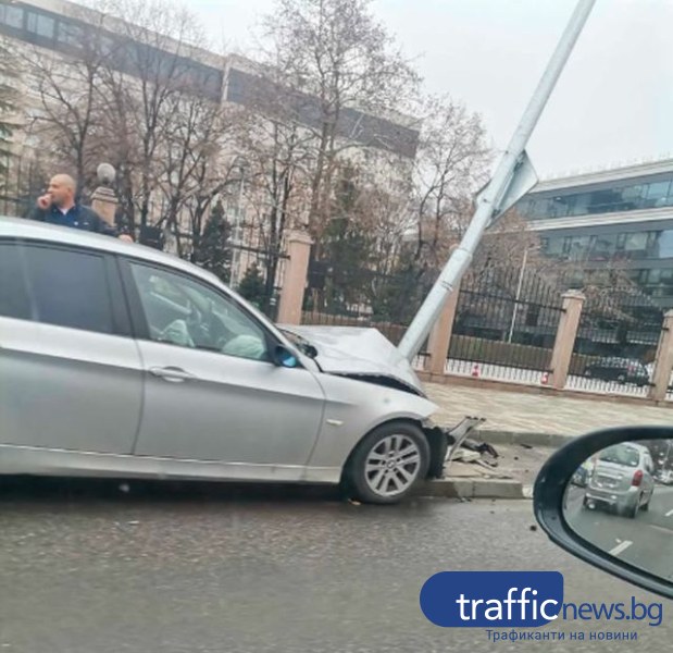 Кола се заби в уличен стълб в Пловдив