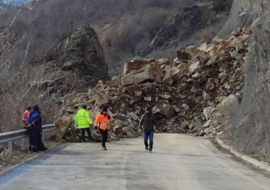 Камъни се стоварили върху пътуващ лек автомобил на пътя между