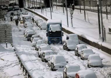 Силни снеговалежи причиниха смущения в Хърватия като блокираха ключова магистрала водеща