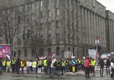 Стотици студенти протестираха днес в Белград и предадоха 1000 писма