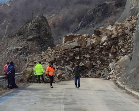 Камъни се стовариха върху пловдивска кола в Смолянско, вътре имало мъж и жена